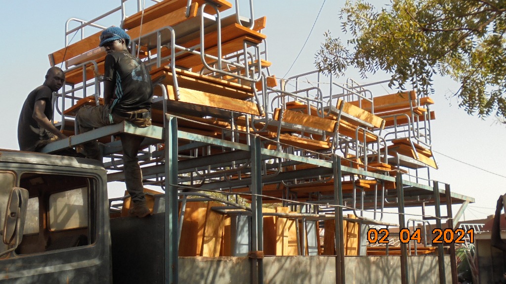 Unloading desks for distribution