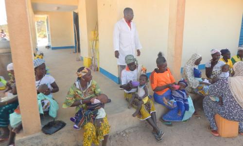 Feeding enriched porridge to children at the Nebrou health center